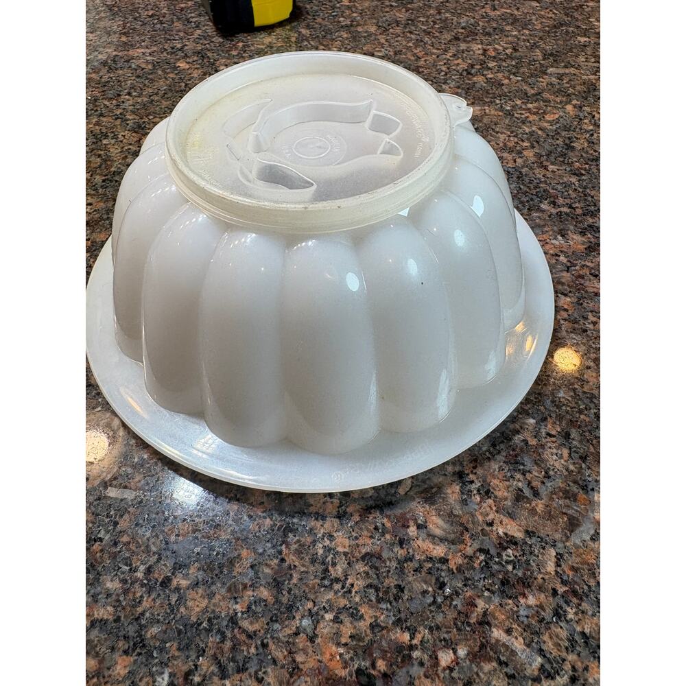 Tupperware Vintage Jello Mold Jel-n-Serve w/ Lid and Tulip Insert